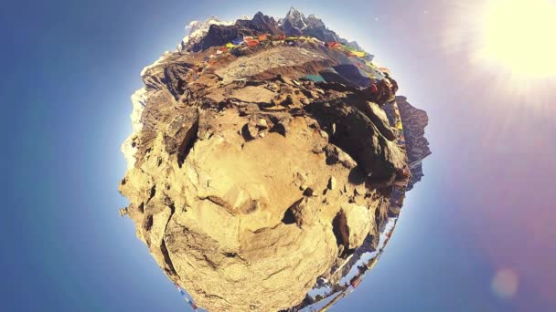 360 VR Gokyo Ri mountain top. Tibetan prayer Buddhist flag. Wild Himalayas high altitude nature and mount valley. Rocky slopes covered with ice. Tiny planet transformation. — Stock Video