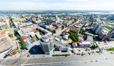 Yolları, evleri ve binaları olan havacılık şehri manzarası.