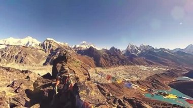 360 VR Gokyo Ri dağ tepesi. Tibet Budist bayrağı. Vahşi Himalayalar yüksek irtifa doğa ve dağ vadisi. Buzla kaplı kayalık yamaçlar. Panorama hareketi