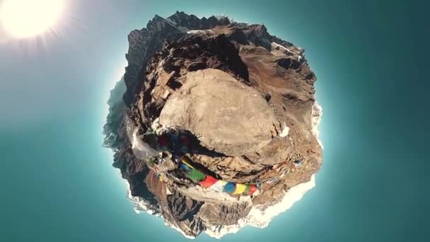 360 VR Gokyo Ri山顶。藏传佛教的旗帜。野生喜马拉雅山高海拔自然和高山山谷.岩石斜坡上覆盖着冰.微小的行星转变. — 图库视频影像