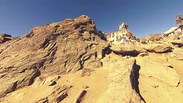 360 VR Gokyo Ri dağ tepesi. Tibet Budist bayrağı. Vahşi Himalayalar yüksek irtifa doğa ve dağ vadisi. Buzla kaplı kayalık yamaçlar. Panorama hareketi — Stok video