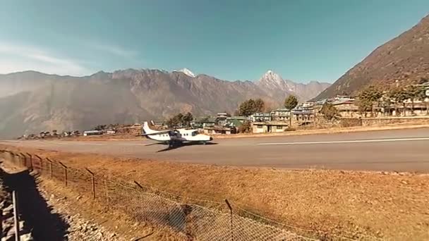 LUKLA, NEPAL - 1. DEZEMBER 2017: Flugzeuge aus Kathmandu landen auf dem Flughafen. Wilde Himalaya-Hochgebirgsnatur und Bergtal. Felsige Hänge mit Bäumen bedeckt. — Stockvideo