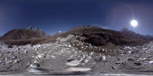 4K VR da aldeia de Dingboche e Pheriche, no Nepal, ponto básico da pista de acampamento base do Everest. EBC. Estupa budista na montanha. — Vídeo de Stock