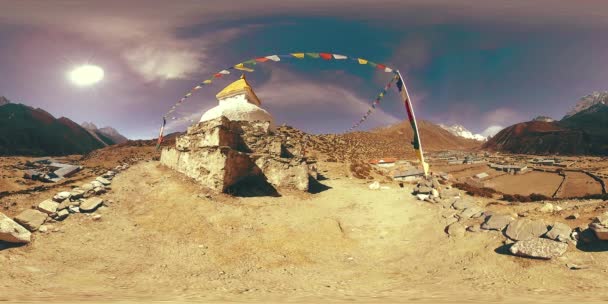 4K VR z vesnice Dingboche a Pheriche v Nepálu, základní bod všudypřítomné základnové stopy. EBC. Buddhistická stúpa na hoře. — Stock video