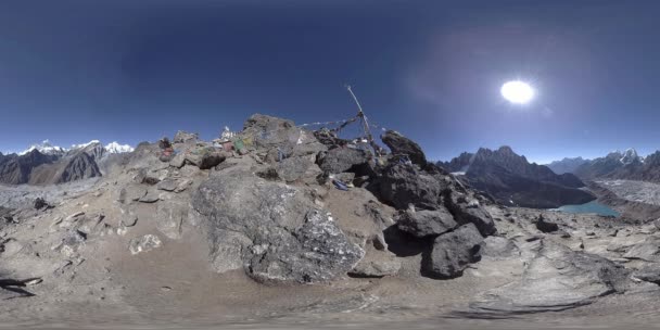 360 VR Gokyo Ri dağ tepesi. Tibet Budist bayrağı. Vahşi Himalayalar yüksek irtifa doğa ve dağ vadisi. Kayalık yamaçlar buzla kaplı. — Stok video