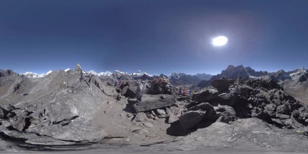 360 VR Gokyo Ri szczyt góry. Tybetańska flaga buddyjska. Dzikie Himalaje na dużej wysokości przyrody i Mount Valley. Skaliste zbocza pokryte lodem. — Wideo stockowe