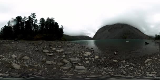 Lapso de tempo do lago de montanha 360 vr no tempo de inverno. Natureza selvagem e monte vale. Floresta verde de pinheiros e nuvens rápidas no céu . — Vídeo de Stock