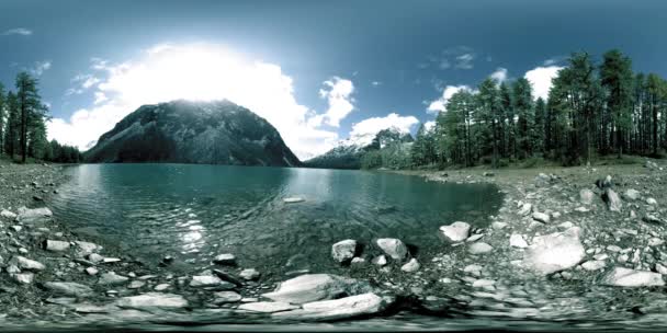 冬時間で山の湖360 vrの時間経過。野生の自然とマウントバレー。松の緑の森と空の速い雲. — ストック動画