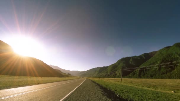 Timelapse route de montagne à l'été ou à l'automne coucher du soleil heure du lever du soleil. Nature sauvage et champ rural. — Video