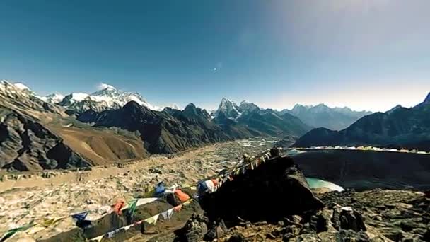 Gokyo Ri Berggipfel. Tibetische buddhistische Gebetsfahne. Wilde Himalaya-Hochgebirgsnatur und Bergtal. Felsige Hänge mit Eis bedeckt. 360-Grad-Panorama-Bewegung — Stockvideo