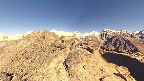 Gokyo Ri dağın tepesinde. Tibet Budist bayrağı. Vahşi Himalayalar yüksek irtifa doğa ve dağ vadisi. Buzla kaplı kayalık yamaçlar. Panorama hareketi 720 derece — Stok video