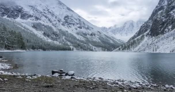 Nieve montaña lago timelapse en el tiempo de otoño. Naturaleza salvaje y valle montañoso rural. Bosque verde de pinos y nubes dramáticas en el cielo. Movimiento deslizante de dolly motorizado — Vídeo de stock