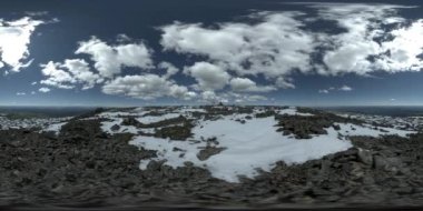 Karlı zirvenin UHD 4K 360 VR zaman çizelgesi. Zirvedeki güneş ışığı ve buz manzarası. Kış donmuş kayalar