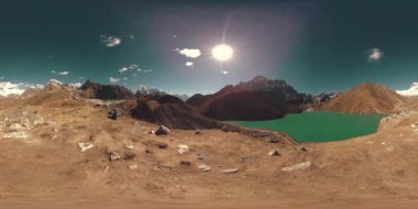 Kış mevsiminde VR Timelapse Gokyo Ri dağ gölü. Vahşi Himalayalar yüksek irtifa doğa ve dağ vadisi. Kayalık yamaçlar buzla kaplı.