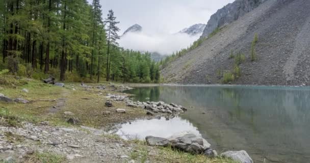 Montanha lago timelapse na hora de verão ou outono. Natureza selvagem e monte vale rural. Floresta verde de pinheiros e nuvens rápidas no céu. Motorizado dolly movimento deslizante — Vídeo de Stock