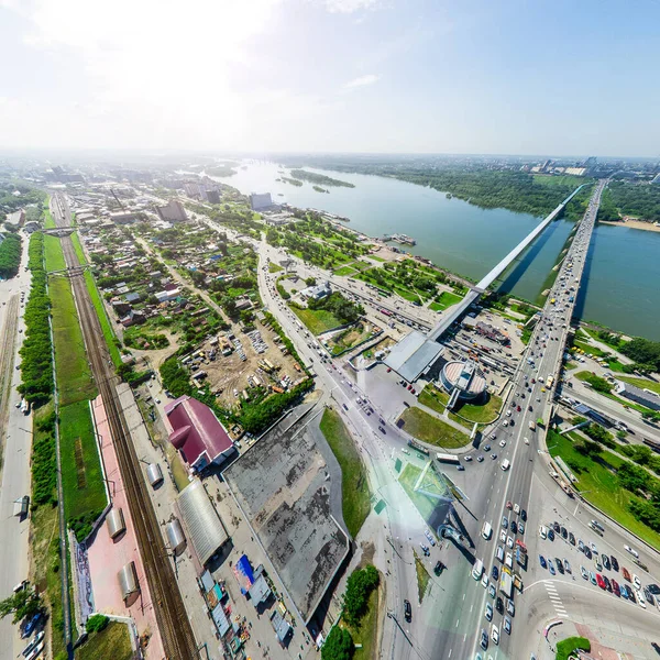 Letecký výhled na město s křižovatkou a silnicemi, domy budovy. Výstřel z helikoptéry. Panoramatický obrázek. — Stock fotografie