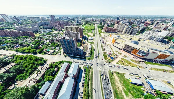 Letecký výhled na město s křižovatkou a silnic, domů, budov, parků a parkovišť. Slunečné léto panoramatický obraz — Stock fotografie