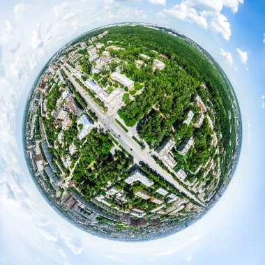 Kesişen yollar, evler, binalar, parklar ve otoparklar olan havacılık şehri manzarası. Güneşli yaz panoramik resmi