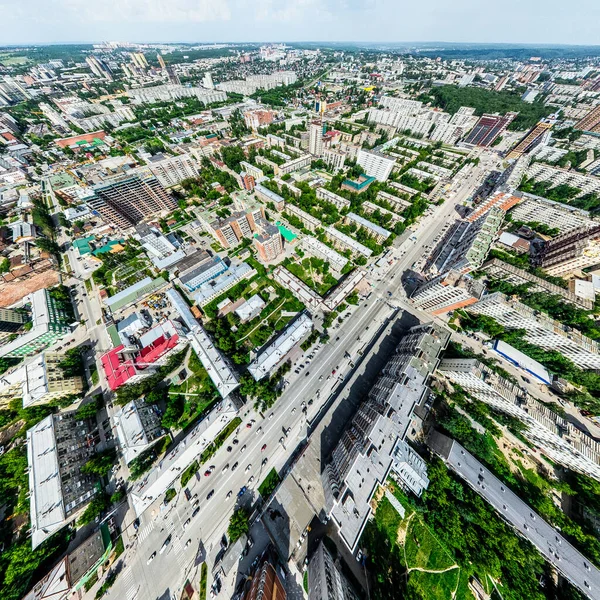 Luftaufnahme der Stadt mit Kreuzungen und Straßen, Häusern, Gebäuden, Parks und Parkplätzen. Sonniges Sommerpanorama — Stockfoto