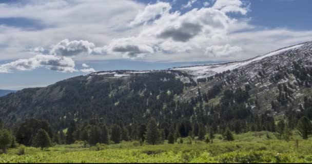 Time lapse de paysage nuageux derrière le sommet des montagnes. Neige, rochers, falaises et ciel bleu profond. Haute altitude. — Video