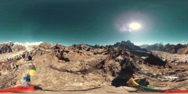 360 VR Gokyo Ri dağ tepesi. Tibet Budist bayrağı. Vahşi Himalayalar yüksek irtifa doğa ve dağ vadisi. Kayalık yamaçlar buzla kaplı.
