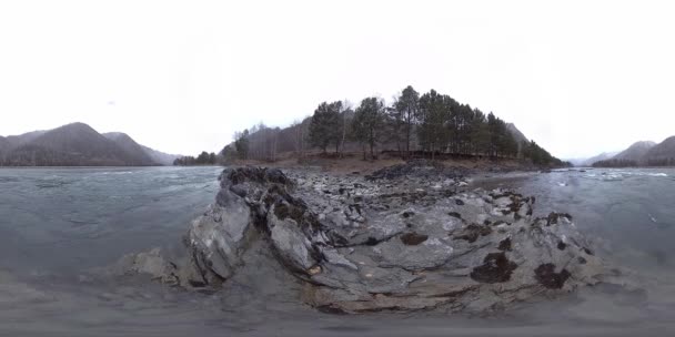 晚秋时节,一条美丽的山河映入眼帘.阴天的国家公园、草地、河岸. — 图库视频影像