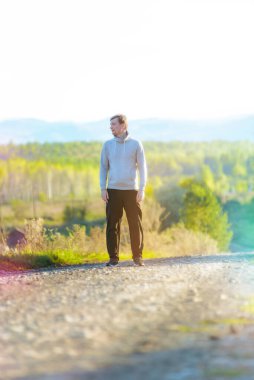 Güzel bir yaz gününde kırsal kesimde koşan bir adam. Spor fitness modeli Kafkasya etnik köken eğitimi.