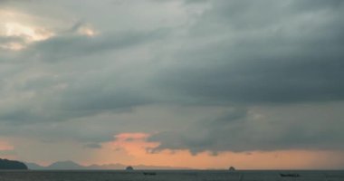 Gün batımında deniz ya da okyanus üzerinde ışık hızının artması. Tropik iklimde sıcak yaz havası. Panoramik hareket.