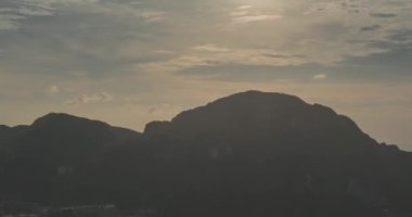 Phi Phi Adası 'nın harika körfezinde, teknelerle dolu bir zaman atlaması bulutları. Andaman deniz lagünü.