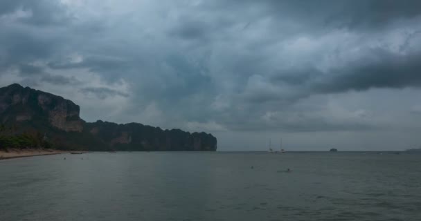 Lapso de tempo de nuvens de chuva sobre praia e paisagem do mar com barcos. Tempestade tropical no oceano. — Vídeo de Stock