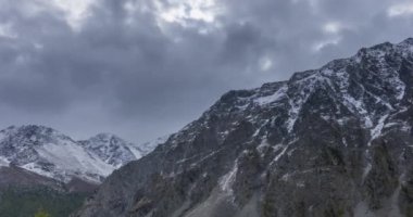 Sonbahar zamanı Dağ Vadisi 'ndeki destansı bulutların zamanı. Uçsuz bucaksız bir doğa ve kar fırtınası.