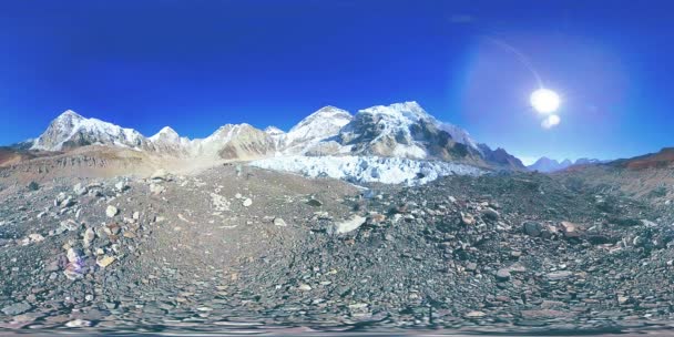 360 vr obozu Everest Base na lodowcu Khumbu. Dolina Khumbu, Park Narodowy Sagarmatha, Nepal Himalajów. Trasa toru EBC w pobliżu Gorak Shep. — Wideo stockowe