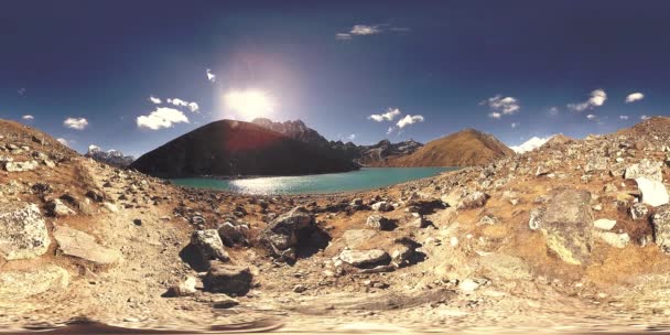 Jezioro górskie VR Gokyo Ri w sezonie zimowym. Dzikie Himalaje na dużej wysokości przyrody i Mount Valley. Skaliste zbocza pokryte lodem. — Wideo stockowe