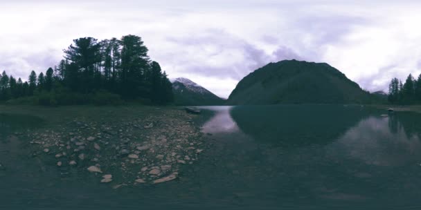 Lago de montaña 360 vr en el verano u otoño. Naturaleza salvaje y valle montañoso rural. Bosque verde de pinos y nubes rápidas en el cielo. — Vídeos de Stock