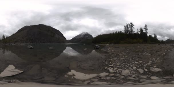 Mountain lake 360 vr at the summer or autumn time. Wild nature and rural mount valley. Green forest of pine trees and fast clouds on sky. — Stock Video