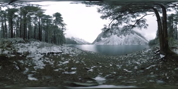 Lago di montagna 360 vr al momento invernale. Natura selvaggia e valle del monte. Bosco verde di pini e nuvole veloci sul cielo . — Video Stock