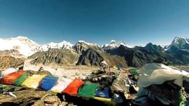 360 VR Gokyo Ri dağ tepesi. Tibet Budist bayrağı. Vahşi Himalayalar yüksek irtifa doğa ve dağ vadisi. Buzla kaplı kayalık yamaçlar. Panorama hareketi
