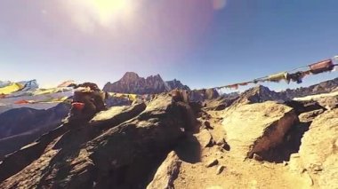 360 VR Gokyo Ri dağ tepesi. Tibet Budist bayrağı. Vahşi Himalayalar yüksek irtifa doğa ve dağ vadisi. Buzla kaplı kayalık yamaçlar. Panorama hareketi