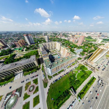Kesişen yollar ve yollar olan havacılık şehri manzarası, binalar. Helikopter vuruldu. Panoramik resim.
