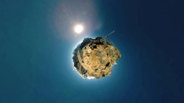 360 VR Gokyo Ri dağ tepesi. Tibet Budist bayrağı. Vahşi Himalayalar yüksek irtifa doğa ve dağ vadisi. Buzla kaplı kayalık yamaçlar. Küçük gezegen dönüşümü.