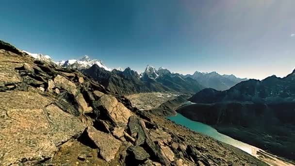 360 VR Gokyo Ri mountain top. Tibetan prayer Buddhist flag. Wild Himalayas high altitude nature and mount valley. Rocky slopes covered with ice. Panorama movement — Stock Video