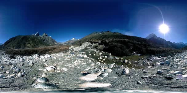 4K VR de Dingboche et le village de Pheriche au Népal, point de base de la piste de camp de base jamais est. EBC. Stupa bouddhiste sur la montagne. — Video