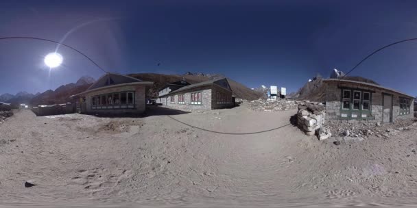 4K VR van Dingboche en Pheriche dorp in Nepal, basispunt van de zwaarste basiskamp track. Bloedbeeld. Boeddhistische stoepa op de berg. — Stockvideo