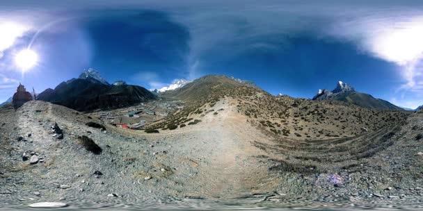 4K VR z vesnice Dingboche a Pheriche v Nepálu, základní bod všudypřítomné základnové stopy. EBC. Buddhistická stúpa na hoře. — Stock video