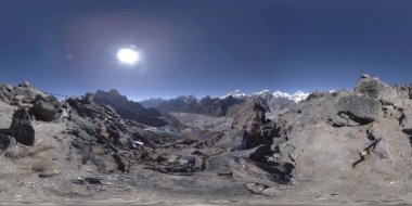 360 VR Gokyo Ri dağ tepesi. Tibet Budist bayrağı. Vahşi Himalayalar yüksek irtifa doğa ve dağ vadisi. Kayalık yamaçlar buzla kaplı.