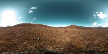 Yaz ya da sonbahar zamanında 360 Vr Tepe Çayır Zaman Uygulaması. Vahşi sonsuz doğa ve kırsal alan. Yeşil çimlerin üzerinde güneş ışınları.