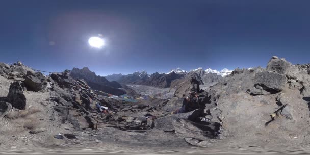 360 VR Gokyo Ri bergtop. Tibetaans gebed Boeddhistische vlag. Wild Himalaya 's hoge hoogte natuur en berg vallei. Rotsachtige hellingen bedekt met ijs. — Stockvideo