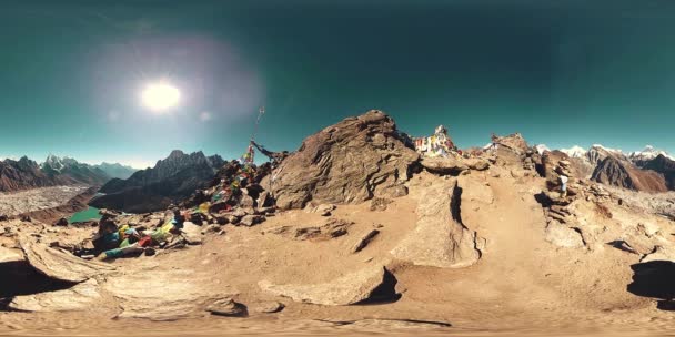 360 VR Gokyo Ri cima de la montaña. Bandera budista tibetana de oración. Himalaya salvaje naturaleza de gran altitud y valle del monte. Pendientes rocosas cubiertas de hielo. — Vídeos de Stock