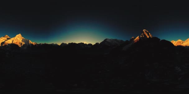 UHD 4K 360 VR du lever du soleil doré du mont Everest. La lumière du soleil sur le sommet — Video