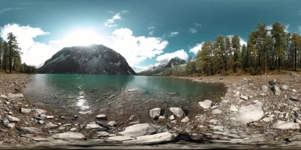 Czas upływu czasu Mountain Lake 360 vr w okresie zimowym. Dzika przyroda i Mount Valley. Zielony las sosen i szybkie chmury na niebie. — Wideo stockowe